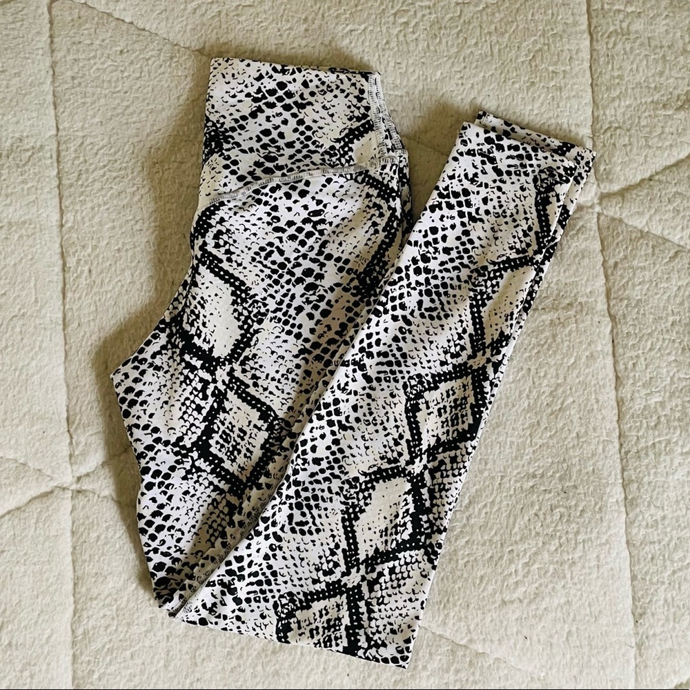 balance athletica kingdom collection - ascend pant in ‘python’ - small